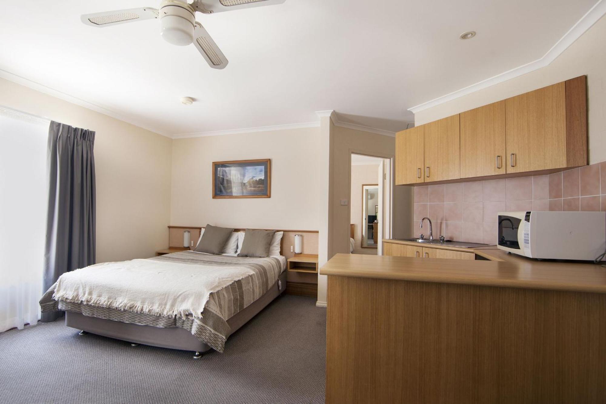 Redhill Cooma Motor Inn Экстерьер фото