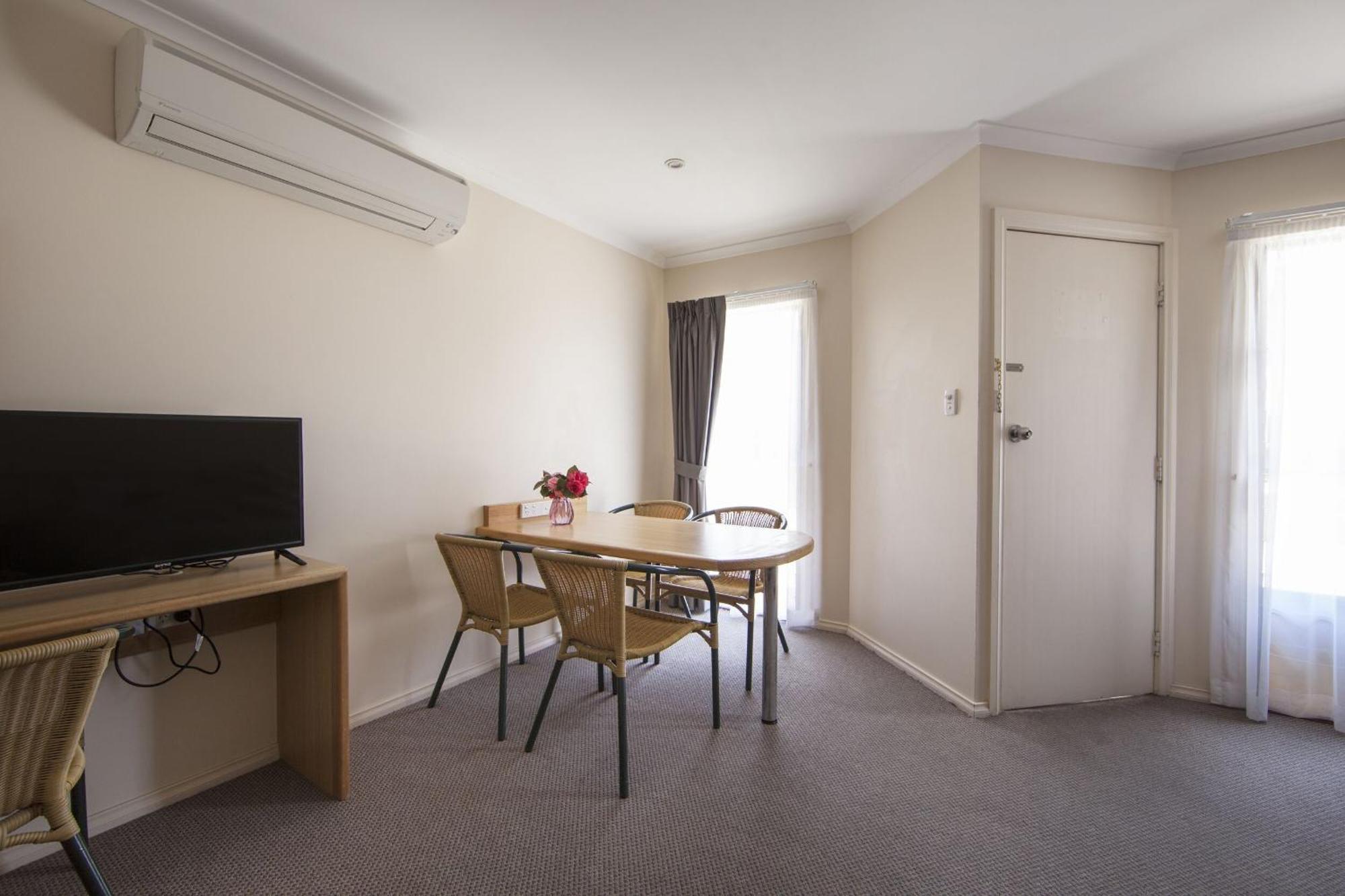Redhill Cooma Motor Inn Экстерьер фото