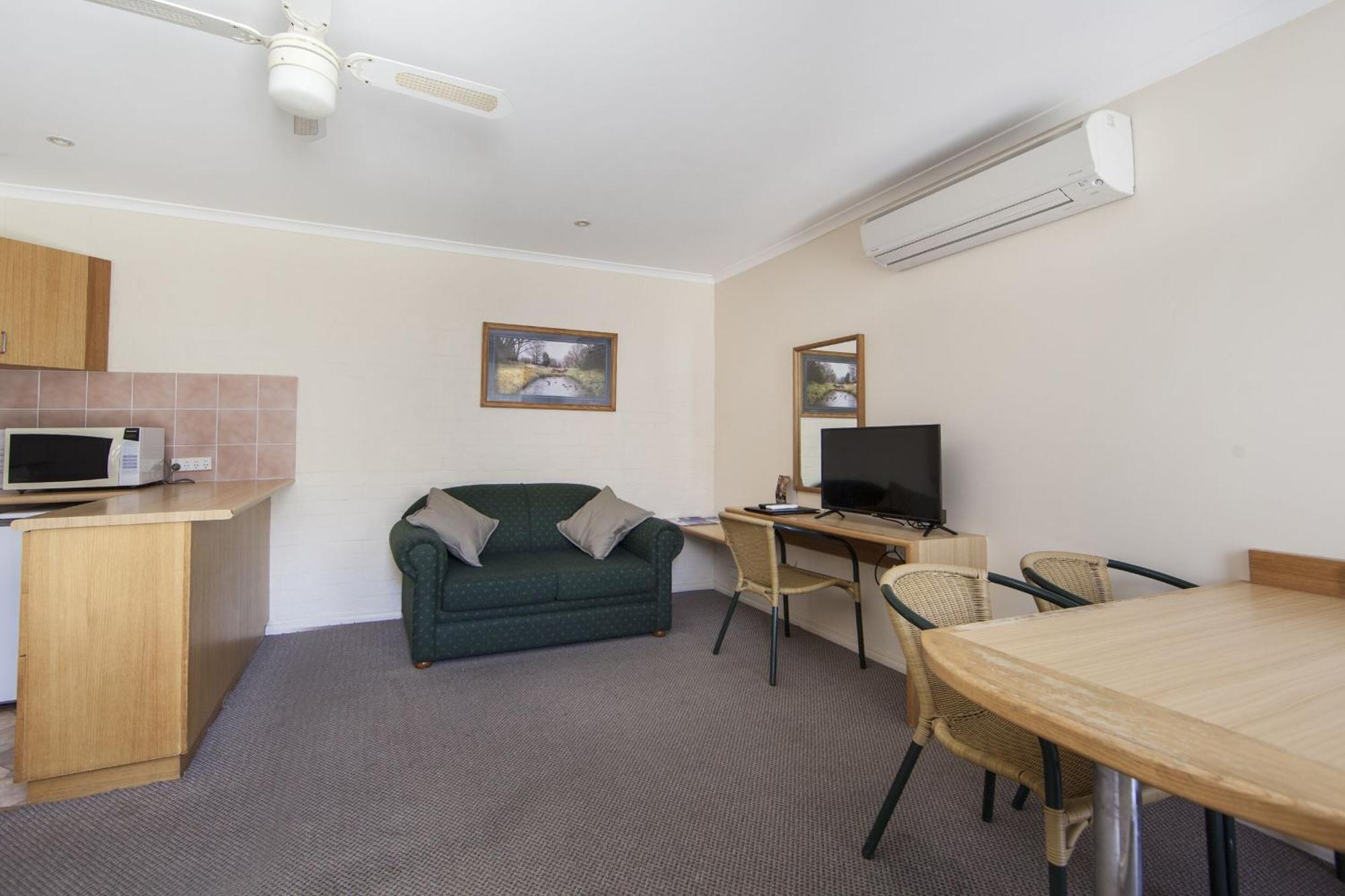 Redhill Cooma Motor Inn Экстерьер фото