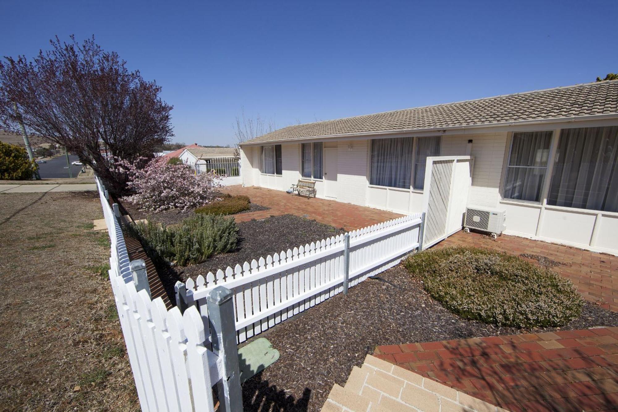 Redhill Cooma Motor Inn Экстерьер фото