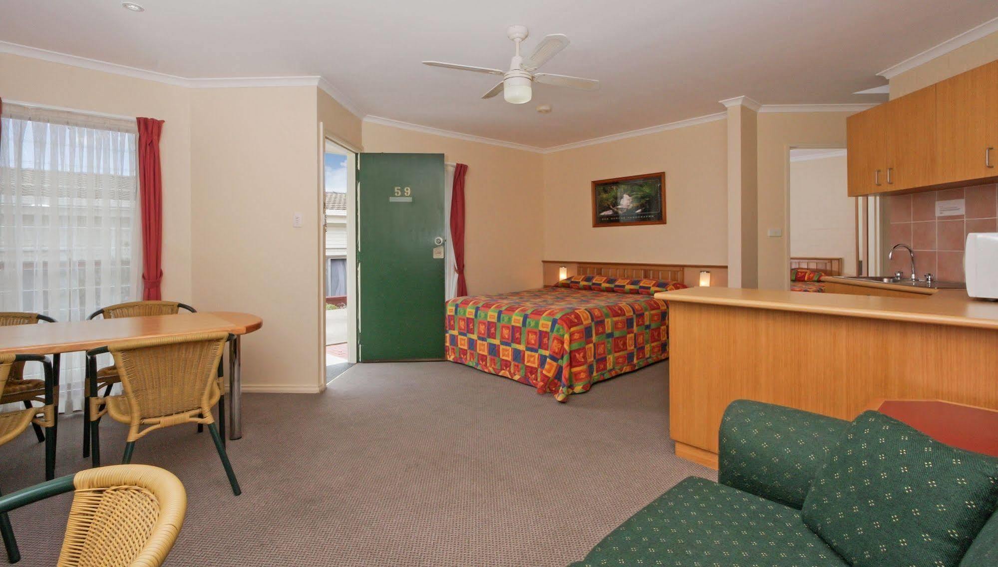 Redhill Cooma Motor Inn Экстерьер фото